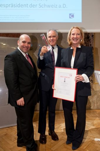 Vorschau Bild von Infrastrukturauszeichnung RED ARROW in der Kategorie Lebenswerk an Dr. Moritz Leuenberger verliehen: Bundesministerin Doris Bures und David Ungar-Klein überreichen den Infrastrukturaward RED ARROW 2011 an Dr. Dr. Moritz Leuenberger