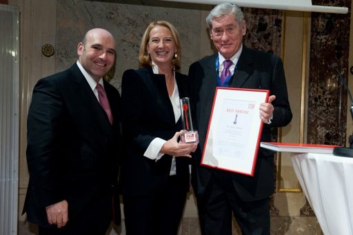 Vorschau Bild von Bundesministerin Doris Bures und David Ungar-Klein überreichen den Infrastrukturaward RED ARROW 2011 an Dr. Hannes Androsch