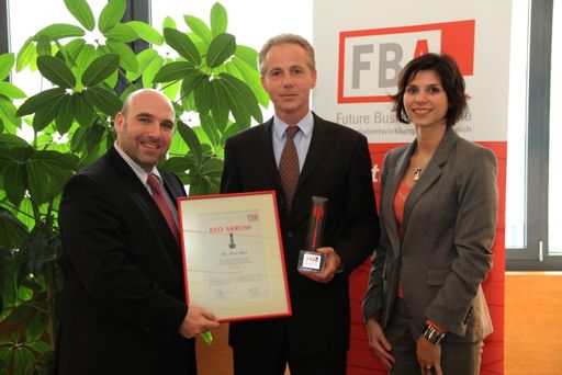 Vorschau Bild von David Ungar-Klein, Mag. Georg Kapsch, Mag. (FH) Kathrin Kornfeld: Infrastrukturaward RED ARROW 2011 an Mag. Georg Kapsch verliehen