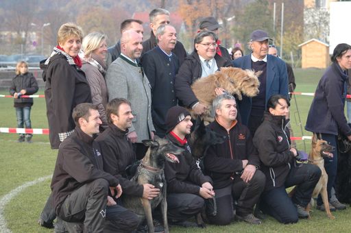 Zufriedene Gesichter bei Hundesportlern, Presse und Politik.