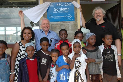 Jahrhundertkoch Eckart Witzigmann und Delikatessenhändler Ralf Bos mit Almaz Böhm bei der Eröffnung der "Spitzenköche für Afrika"-Schule.
