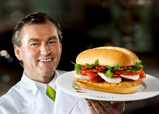 Vorschau Bild von Hauben Küche bei McDonald's: Chicken Caprese nach Rezept von Toni Mörwald.