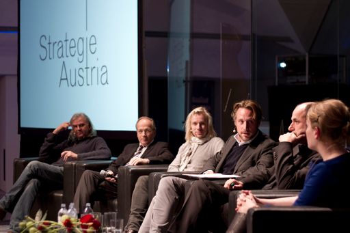  Podiumsdiskussion im Rahmen des ersten Strategie
Austria-Symposiums im Dachfoyer der Wiener Hofburg.