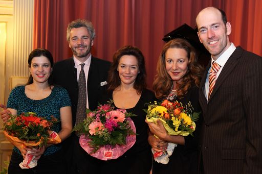 http://www.apa-fotoservice.at/galerie/2450
Im Bild v.l.n.r.: Die KünstlerInnen Marika Ottitsch-Fally, Peter Edelmann, Julia Stemberger, Elisabeth Flechl und Horst Lamnek beim Benefizkonzert im Amtshaus Wien 3.