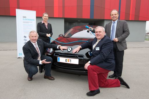 Landeshauptmann Gerhard Dörfler präsentiert stolz sein zukünftiges Dienstauto mit dem Kennzeichen "K1". Dorit Haider, Ing. Mag. Hubert Aichlseder (Renault Aichlseder) und Dr. Albert Kreiner (Projektkoordinator Lebensland Kärnten) freuen sich über das e-mobile Dienstfahrzeug (v.l.).