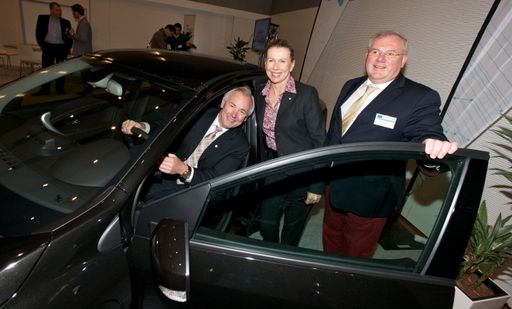 Vorschau Bild von LH Dörfler nützte am NEW MOBILITY FORUM 2011 die Gelegenheit zum Probesitzen im Renault Fluence Z.E.  Dorit Haider und Hubert Aichlseder zeigten sich begeistert über das e-mobile Engagement des Kärntner Landeshauptmannes.