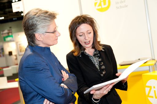 Bildungsministerin Dr. Claudia Schmied und ZiS-Geschäftsführerin Mag. Barbara Aschenbrenner beim ZiS-Messestand auf der "Buch Wien".