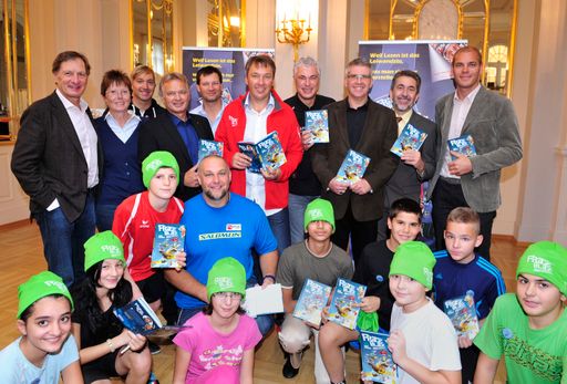 Bei der lebhaften Präsentation des Kinderbuches  von Fritz Strobl, "Fritz Blitz" (erschienen im G&G Verlag), sorgten zahlreiche  Sport-Größen für Begeisterung beim jugendlichen Publikum.