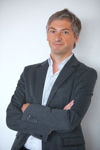 Peter SEMPELMANN, Ressortleiter Onlineredaktion WirtschaftsBlatt Verlag AG (http://www.wirtschaftsblatt.at), innen, stehend, Mitarbeiter