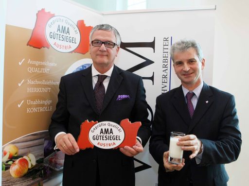  http://www.apa-fotoservice.at/galerie/2470
Im Bild v.l.n.r.: Dr. Stephan Mikinovic (GF AMA Marketing), Josef Braunshofer (GD Berglandmilch)