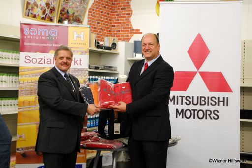  Fast 1.000 Kleidungsstücke aus der Mitsubishi Pajero-Kollektion gehen als Sachspende an den SOMA-Sozialmarkt. Wiener Hilfswerk-Geschäftsführer Helmut Lutz und Friedrich Sommer von der Denzel Autoimport GmbH bei der Kleidungsübergabe.