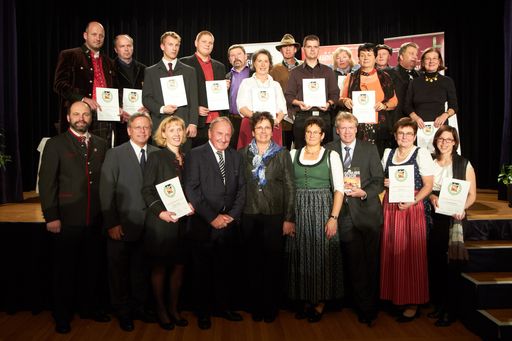 http://www.apa-fotoservice.at/galerie/2452/ im Bild Edmund Gollubits (Dir. Casino Baden), Fritz Stifsohn (Hrsg. Genuss Guide), Landtagsabgeordnete Erika Adensamer, Willy Lehmann (Hrsg. Genuss Guide) mit den Vertretern und Vertreterinnen der Top-Geschäfte aus dem Listing des Genuss Guides 2012