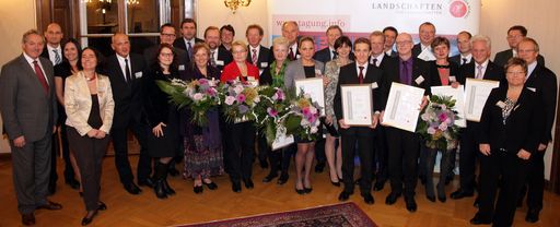 Wirtschafts- und Tourismuslandesrat Viktor Sigl (ganz links) und der Vorstand des OÖ. Tourismus Mag. Karl Pramendorfer (ganz rechts) mit den geehrten Veranstaltern und Vertretern der Top-Partner aus dem Convention Bureau Oberösterreich.