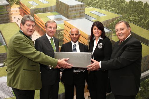 Vorschau Bild von Der Bauabschnitt 2 des Wissenspark Salzburg-Urstein wurde am 11. November 2011 feierlich eröffnet. Im Bild v.l.n.r: Bürgermeister Helmut Klose, Landeshauptmann-Stv. Dr. Wilfried Haslauer, petruswerk Vorstand Dr. Douglas Fernando, Landeshauptfrau Mag. Gabi Burgstaller, Projektinitiator Dr. Wolfgang Gmachl.