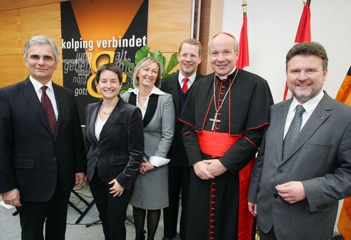 http://www.apa-fotoservice.at/galerie/2477
Im Bild v.l.n.r.: Werner Faymann (Bundeskanzler), Mag.a Sonja Wehsely (Stadträtin für Gesundheit und Soziales), Mag.a Christine Leopold (Präsidentin von Kolping Österreich), Gerald Gump (Bundespräses Kolping Österreich), Kardinal Dr. Christoph Schönborn und Dr. Michael Ludwig (Stadtrat für Wohnbau).