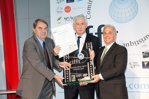  Der Grand Prix CIFFT wurde verliehen - Der beste Tourismusfilm des Jahres kommt aus dem farbenfrohen Mexiko vl.: Dr. Richard Schenz (WKO Vizepräsident), I.E. Alejandro Díaz (Botschafter von Mexiko), Lee Gluckman, (CIFFT Präsident)
http://www.apa-fotoservice.at/galerie/2465/