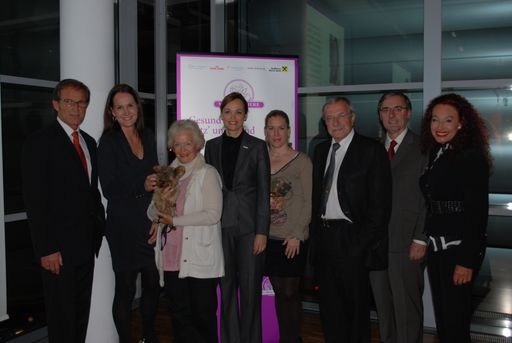  Personen v.l.n.r.: Vizerektor der Vetmed Wien Josef Ebenbichler, Moderatorin und Tierexpertin Maggie Entenfellner, Premierengast Gerda Maren-Krebs mit ihrer "Lena", Direktorin der Vetmed Dr. Sonja Hammerschmid, Referentin Dr. Andrea Prusa, Geschäftf. Präsident MINI MED Verein Univ.-Prof. Dr. Dieter zur Nedden, Referent Mag, Hermann Gsandtner, GF MINI MED Verein Charlotte Sengthaler