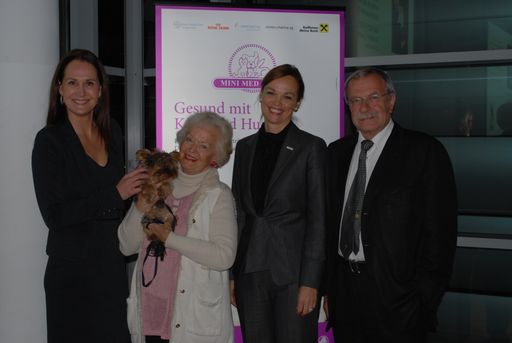 Vorschau Bild von Personen v.l.n.r.: Moderatorin und Tierexpertin Maggie Entenfellner, Premierengast Gerda Maren-Krebs mit ihrer "Lena", Direktorin der Vetmed Dr. Sonja Hammerschmid, Geschäftf. Präsident MINI MED Verein Univ.-Prof. Dr. Dieter zur Nedden