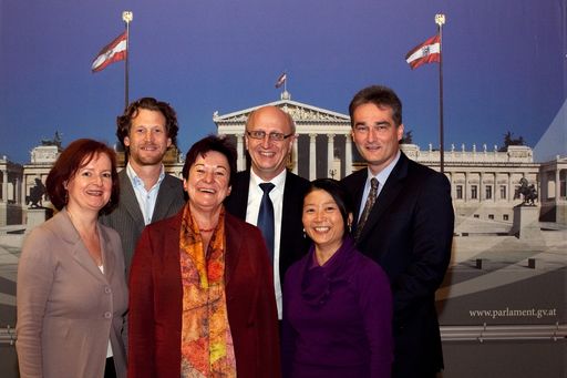  http://www.apa-fotoservice.at/galerie/2476/ Der Alumni Club Universität Salzburg organisierte ein AbsolventInnentreffen am 11.11.2011 im Parlament. Gastgeberinnen waren die Präsidentin des Bundesrates, Mag. Susanne Neuwirth und die Bundesratsdirektorin Dr. Susanne Bachmann. Beide haben an der Universität Salzburg studiert. Am Bild hinten v.r.n.l.: Vizerektor Rudolf Feik mit AbsolventInnen der Universität Salzburg: Verfassungsrichter Georg Lienbacher und Helfried Carl, Büroleiter und Außenpolitischer Berater der Präsidentin des Nationalrates und vorne v.r.n.l.: Rechtsanwältin Suzy Park, Präsidentin des Bundesrates Susanne Neuwirth, sowie Bundesratsdirektorin Susanne Bachmann