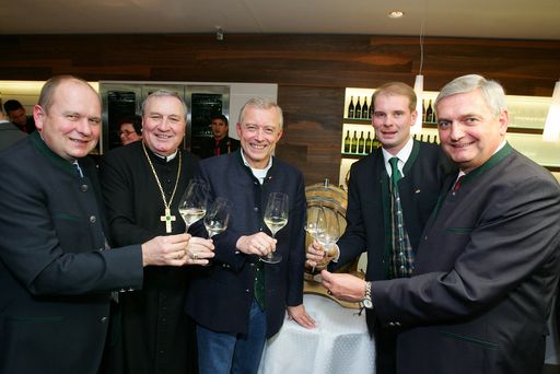  http://www.apa-fotoservice.at/galerie/2483/
Im Bild v.l.n.r.: Horst Kolkmann (Winzer), Prälat KR Mag. Maximilian Fürnsinn (Probst des Stiftes Herzogenburg), Professor Norbert (Gollinger, ORF NÖ Landesdirektor), Gerhard Kolkmann (Winzer), Mag. Alfred Riedl (Abgeordneter zum NÖ Landtag).