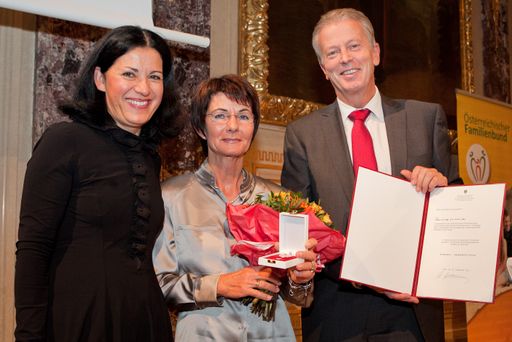  Präsidentin LAbg. Andrea Gottweis gratuliert aLAbg. Inge Sulzer, der das Bundesehrenzeichen von Bundesminister Reinholt Mitterlehner verliehen wurde.