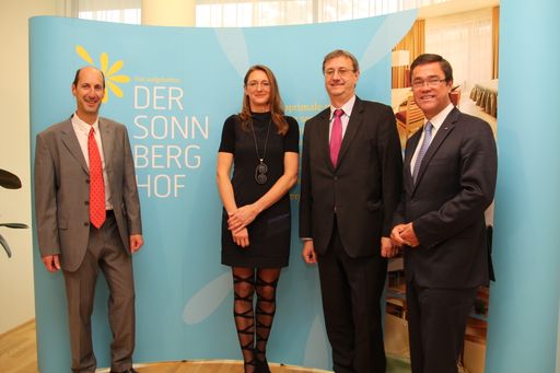 Im Bild v.l.n.r.: Univ.Prof. Dr. Christoph Wiltschke (MedUni Wien), Gabriele Eichhorn (Direktorin Pensionsversicherung), Mag. Gottfried Koos (VAMED), Dr. Peter Rezar (Geshundheitslandesrat Bgld)
