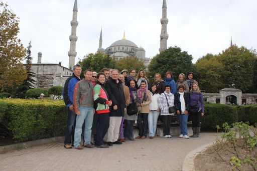 Istanbul-Trip für Brennseehof-Mitarbeiterteam zum 20-Jahr-Jubiläum. Im Bild: Die Brennseehof-Gruppe vor der Blauen Moschee.