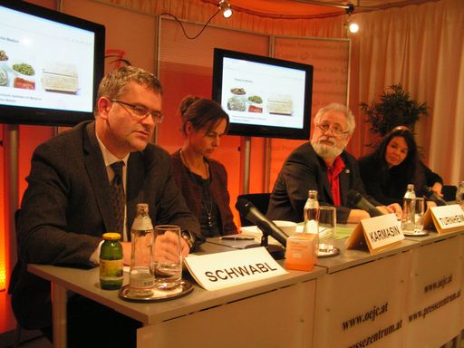 Podium (v.l.n.r.): Dr. Herbert Schwabl, Geschäftsführer der Padma AG in Zürich; Dr. Sophie Karmasin, Geschäftsführerin Karmasin  Motivforschung;  Moderator ÖJC-Präsident Fred Turnheim; Dr. Isabella Gazar, Apothekerin.