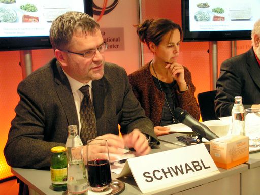 Vorschau Bild von Diskutierten über Tibetische Medizin:  Dr. Herbert Schwabl, Geschäftsführer der Padma AG in Zürich und Dr. Sophie Karmasin, Geschäftsführerin Karmasin Motivforschung.