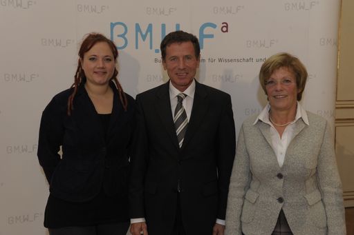 Wissenschafts- und Forschungsminister Dr. Karlheinz Töchterle mit Vizerektorin Dr. Margret Friedrich (Vorsitzende des "Forums Lehre" der uniko) und Janine Wulz (ÖH-Vorsitzende)