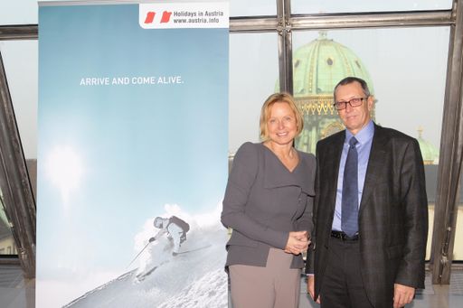  ÖW-Geschäftsführerin Dr. Petra Stolba und Keynote Speaker Dr. Konrad Paul Liessmann beim Markensymposium 2011 im Dachfoyer der Hofburg Vienna.