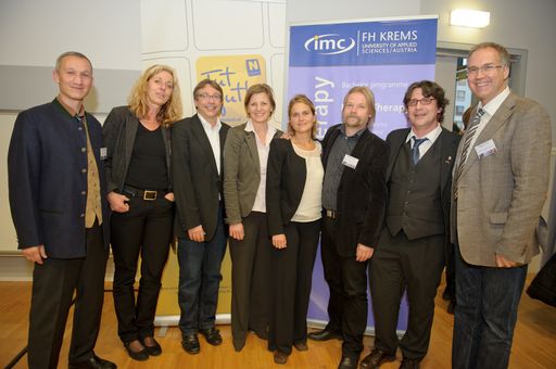 v.l.n.r.: Priv.-Doz. Mag. Dr. Gerhard Tucek, Musiktherapeut und Studiengangsleiter IMC FH Krems; Dr. med. Monika Glawischnig-Goschnik, Ärztin, Psychotherapeutin und Lehrbeauftragte für Musiktherapie Universität für Musik und Darstellende Kunst Wien; Prof. Dr. med. Thomas Stegemann, Arzt, Musiktherapeut und Professor für Musiktherapie Universität für Musik und Darstellende Kunst Wien; Dr. Dorothee v. Moreau, Diplom-Psychologin, Musiktherapeutin und Leiterin der Musiktherapeutischen Lehrambulanz der SRH Hochschule Heidelberg; Friederike Haslbeck, MAS, Schweizer Musiktherapeutin und Musikpädagogin; Prof. Dr. phil. Jaakko Erkkilä, PhD., Institutsleiter für Musik, University of Jyväskylä; Prof. Dr. sc. hum. Thomas Hillecke, Prodekan und Studiendekan Fakultät für Musiktherapie der SRH Hochschule Heidelberg; Dipl. MTH Christian Münzberg, Dipl.-Musiktherapeut, Lehrmusiktherapeut, Leiter der "Grazer Ausbildung Musiktherapie"