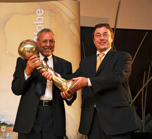Im Bild v.l.n.r.: Energy Globe World Award Gewinner 2010 aus Indien, BP Agrawal mit Laudator UNEP Exekutivdirektor Achim Steiner.