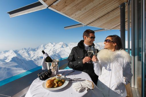  Genuss und Sport vor der tief verschneiten Hochgebirgslandschaft bietet der "best of obergurgl" Winterzauber.