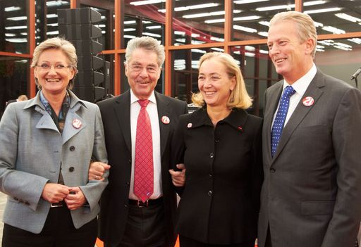 www.apa-fotoservice.at/galerie/2495/ 
Im Bild v.l.n.r. Dr. Claudia Schmied (Bundesministerin), Bundespräsident Dr. Heinz Fischer, Dr. Agnes Husslein-Arco (Direktorin des Belvedere) und Dr. Reinhold Mitterlehner (Bundesminister)