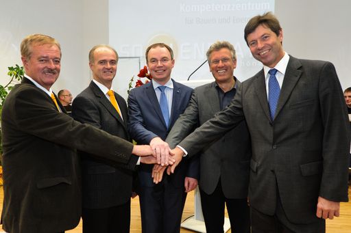 http://www.apa-fotoservice.at/galerie/2436
Im Bild v.l.n.r.: Projektinitiatoren OSR Josef Bruckner und Bürgermeister Martin Bruckner, Sonnenplatz Großschönau GmbH, Landesrat Dr. Stephan Pernkopf, Arch. DI Dr. Herwig Ronacher, Architekt und Planer, Sektionschef DI Günter Liebel, Lebensministerium