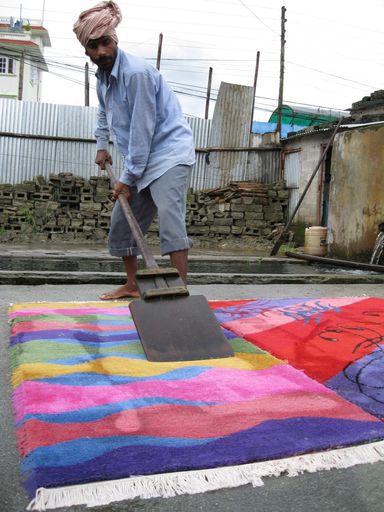 BU: Ein Teppicharbeiter bei der Endfertigung eines der Siegerteppiche