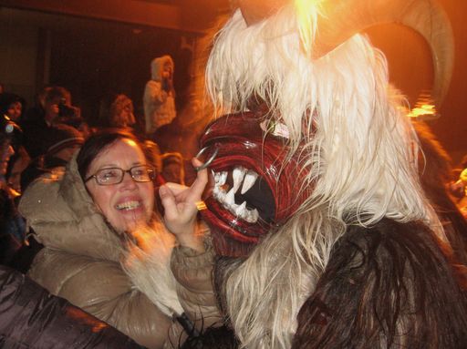 Brauchtumsveranstaltung im Salzkammergut: 800 traditionelle Krampusse und Perchten beim Krampuslauf durch Bad Goisern am 7. Dezember