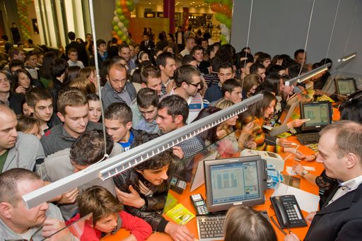Großer Run auf Kinotickets im neu eröffneten Cineplexx im montenegrinischen Podgorica.