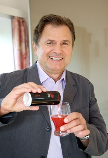 Der Grazer Gynäkologe Dr. Armin Breinl bringt mit 2BActive das erste mit Stevia gesüßte Getränk Europas auf den Markt.