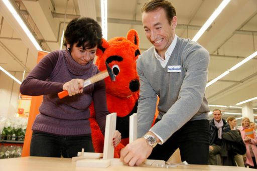 Vorschau Bild von v.l.n.r.: Andrea Händler, Kabarettistin und Manuel Ortlechner, FK Austria-Wien bauen um die Wette ein OBI Vogelhaus zusammen.