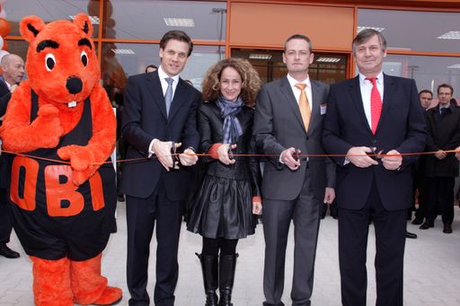 Vorschau Bild von v.l.n.r.: Dieter Messner, OBI Geschäftsführer und Vorstand; Sandra Pires, Sängerin; Martin Glatz, Marktleiter OBI St. Marx; Erich Hohenberger, Bezirksvorsteher Wien Landstraße eröffnen feierlich den OBI Flagshipstore.
