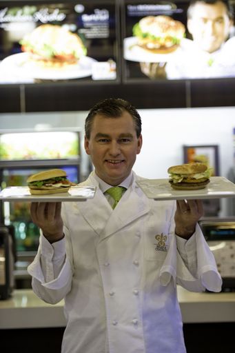  Toni Mörwald präsentiert seine Burger-Kreationen bei der Premiere im McDonald's Restaurant in der Wiener Hadikgasse.