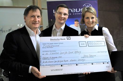  Scheckübergabe beim Laureus Dinner: Gennady Terebkov, Pressesprecher von Jelena Baturina, übergibt Franz Klammer und Stefanie Möllenkamp-Bolduan (Laureus) den 50.000 Euro Scheck für das Projekt "Laureus Snow Tiger".