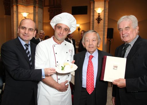 Vorschau Bild von Buchpräsentation Café Central.v.l.: Mag. Harald Nograsek, Generaldirektor der Verkehrsbüro Group; Café Central-Patissier Pierre Reboul; Karl Wlaschek, Eigentümer Café Central; Burgschauspieler Frank Hoffmann.