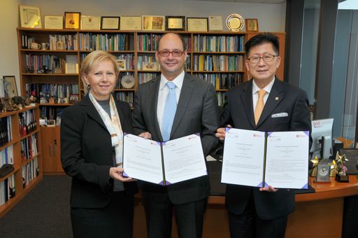  WK Wien-Präsidentin Brigitte Jank, Karl Wöber (Rektor der Modul University Vienna) und Kaye Chon (Dekan Hongkong Polytechnic University) unterzeichnen ein umfassendes Kooperationsabkommen zwischen Modul University und Polytechnic University.