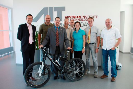 Vorschau Bild von Das Team des Forschungsprojektes SEEKING - Safe E-Biking mit Gerald Miklin von "Lebensland Kärnten" (2.v.l.)