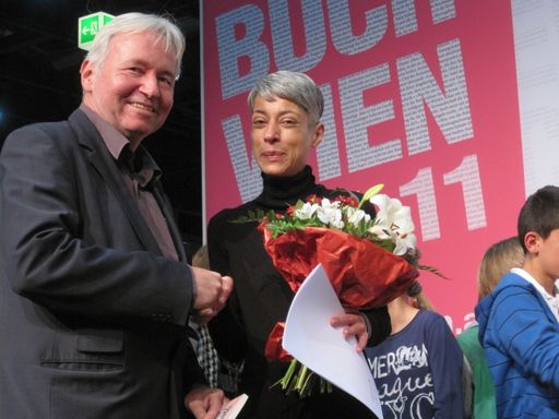  Herr Mag. Gerhard Auinger, stellvertretender Leiter der Abteilung Literatur und Verlagswesen im BMUKK, überreicht Kira Nathani den Hauptpreis