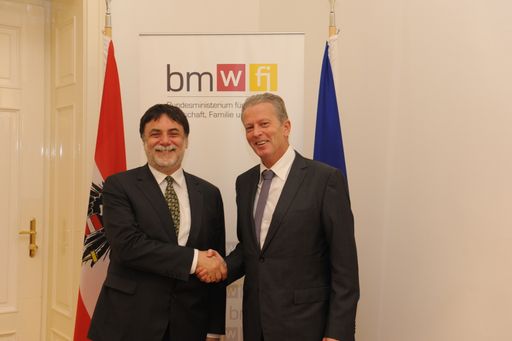 Wirtschaftsminister Reinhold Mitterlehner hat
am Montag in Wien den ungarischen Minister für Nationale Entwicklung,
Tamás Fellegi, zu einem Arbeitsgespräch über die aktuelle
Wirtschaftslage getroffen.