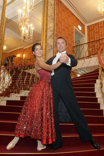 Musical-Star Uwe Kröger weihte mit einer Ballettelevin den historischen Ballsaal mit einer gelungenen Tanzeinlage im Dreivierteltakt ein.